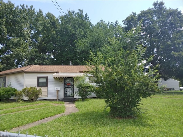 view of front facade with a front lawn