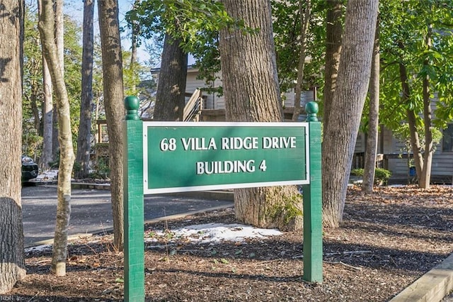 view of community / neighborhood sign