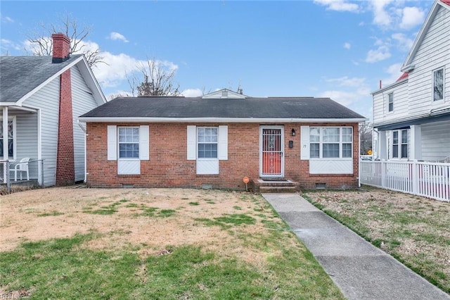 view of front of property featuring a front lawn