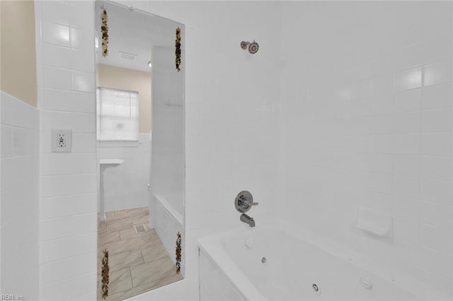 bathroom with tiled shower / bath