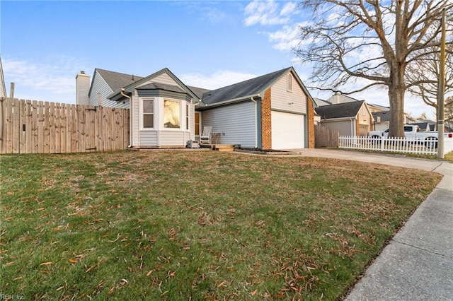 view of front of house featuring a garage and a front yard