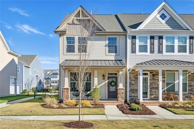 view of front of house featuring a front lawn