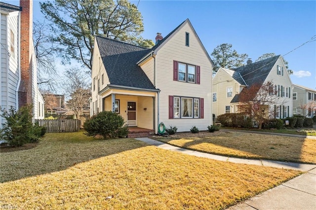 view of front of property featuring a front lawn