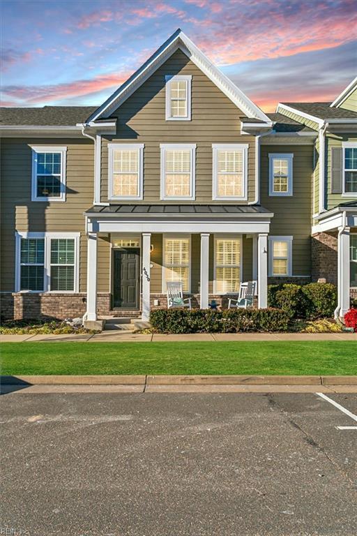 view of front of home featuring a porch and a lawn