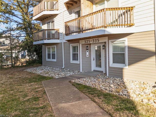 property entrance featuring a balcony