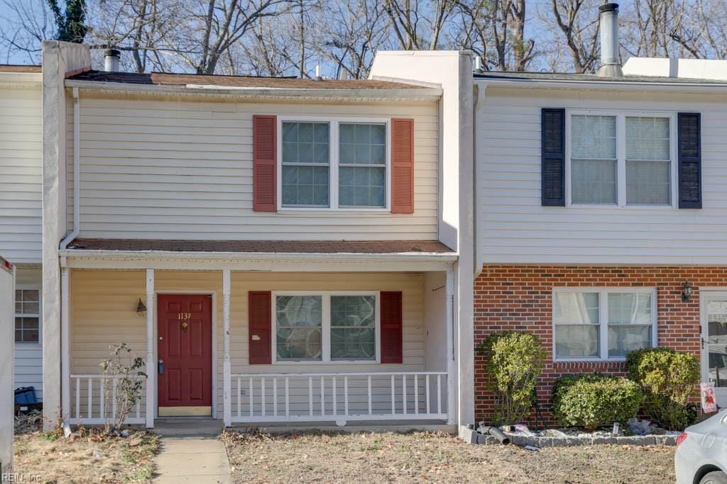 view of front of property featuring a porch