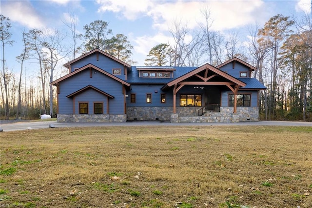 view of front facade with a front lawn