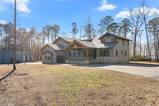 view of front of home featuring a front lawn