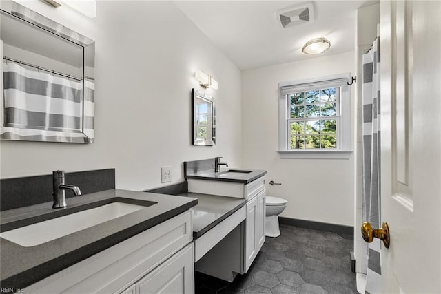 bathroom with toilet, a shower with shower curtain, and vanity