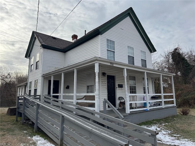 farmhouse-style home featuring a porch