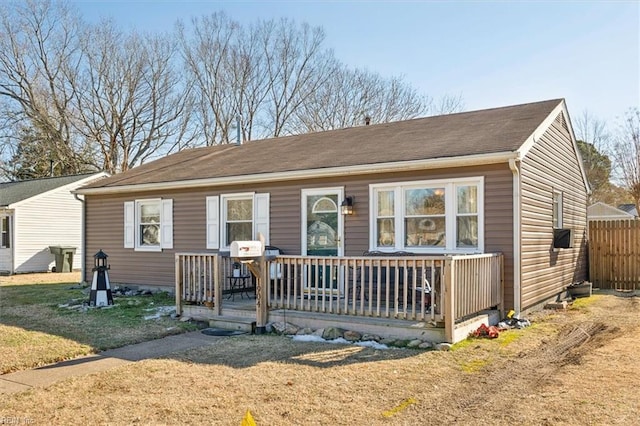 view of front of home featuring a front yard