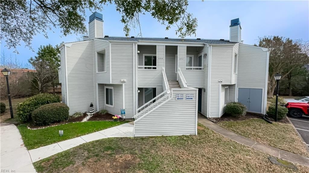 view of front of property featuring a front yard