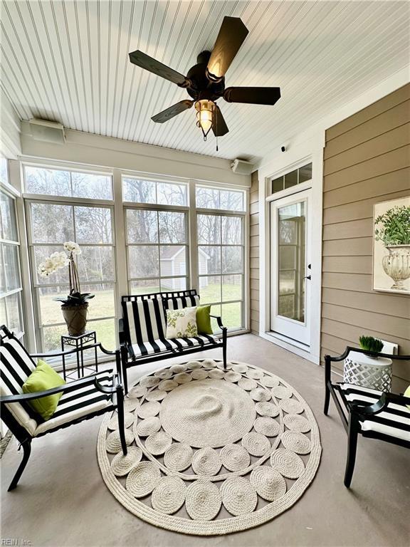 sunroom / solarium featuring ceiling fan