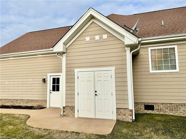 property entrance featuring a yard