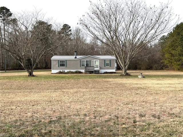 manufactured / mobile home featuring a front yard