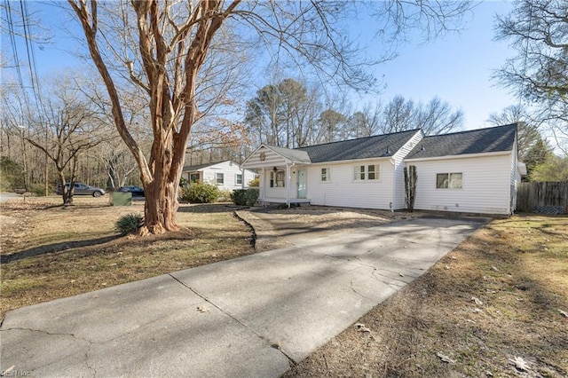 ranch-style house featuring a front yard