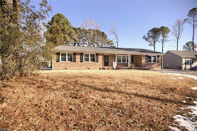 single story home featuring a front lawn