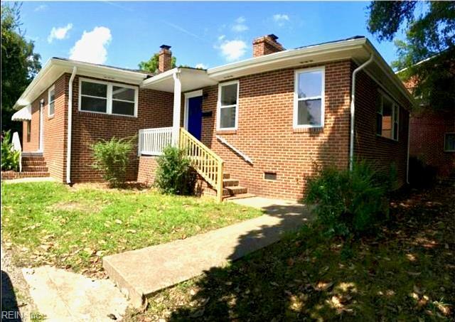 bungalow-style house featuring a front yard