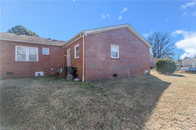 view of side of property featuring a lawn