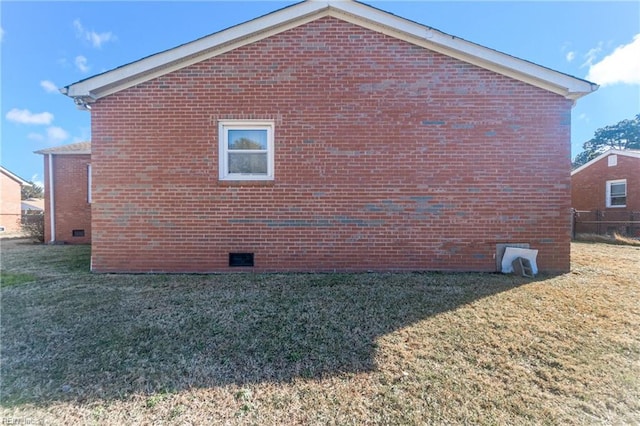 view of side of property featuring a lawn