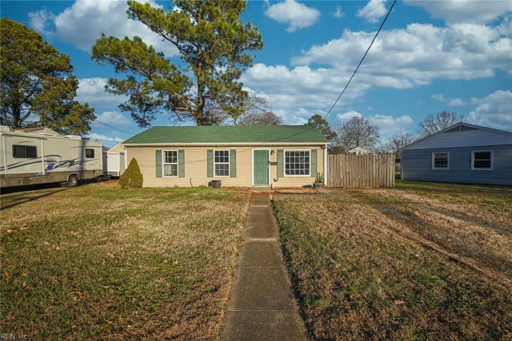 view of front facade featuring a front lawn