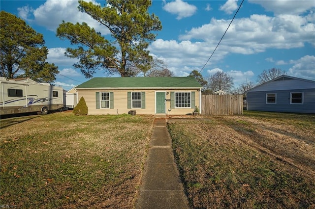 view of front facade featuring a front lawn