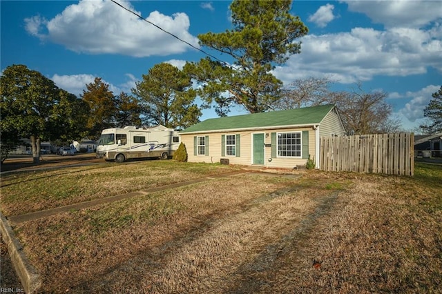 view of front of property with a front lawn