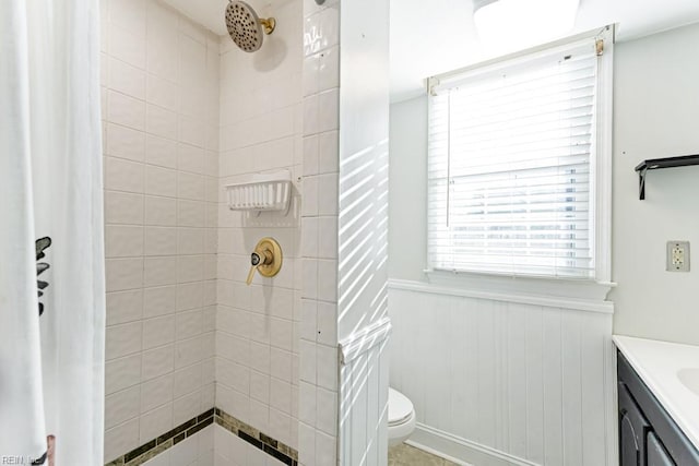 bathroom featuring toilet, a shower with shower curtain, and vanity