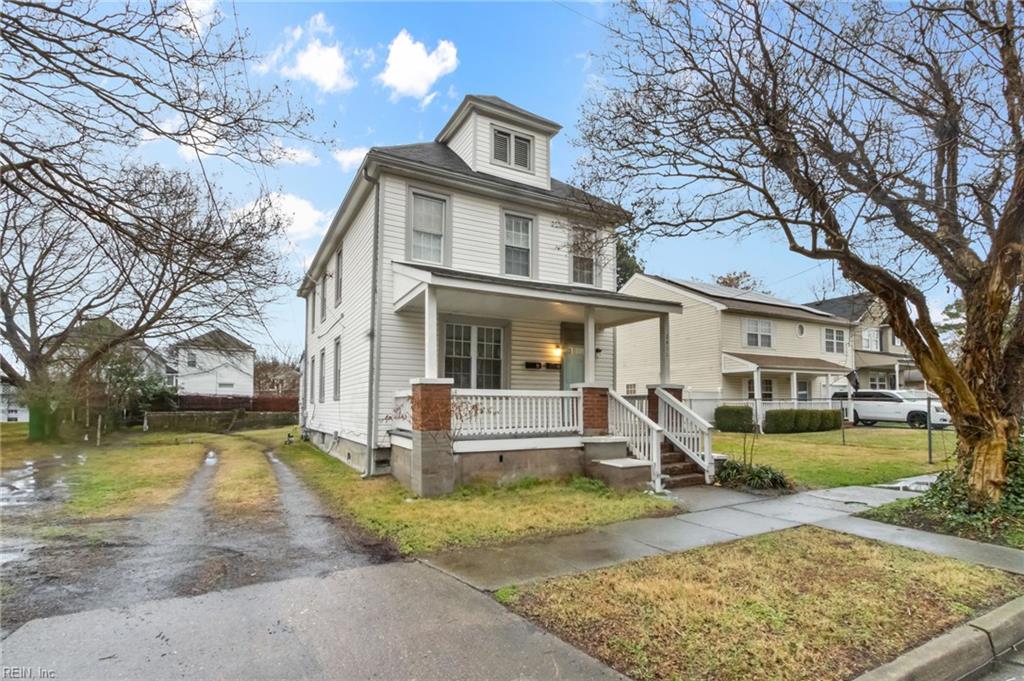 view of front of property featuring a front lawn and a porch