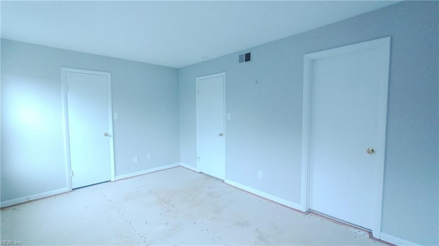 unfurnished room featuring concrete floors