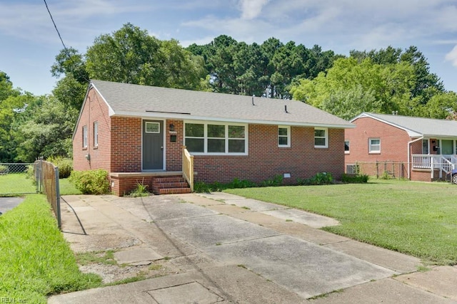 view of front of home featuring a front yard