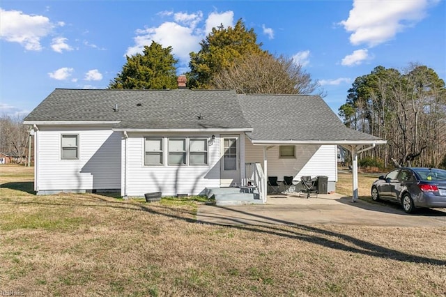 view of front of property featuring a patio and a front yard