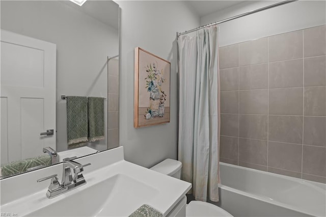 full bathroom with toilet, vanity, and shower / bath combo