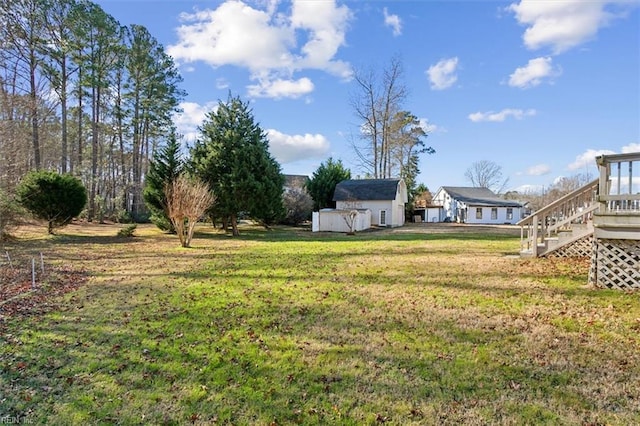 view of yard featuring a storage unit