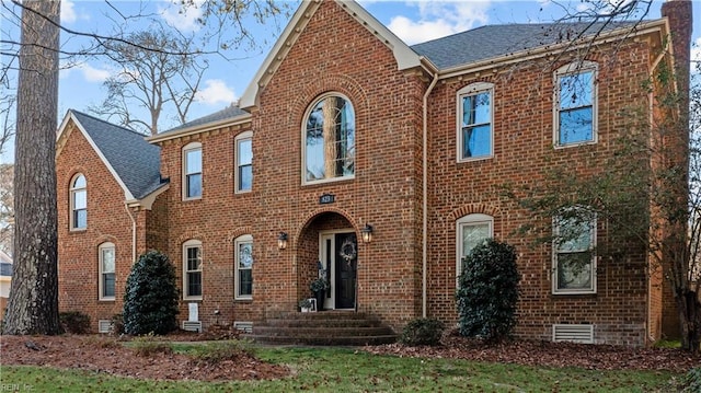 view of front of house featuring a front lawn