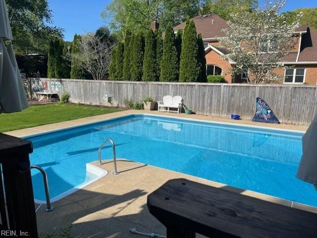 view of swimming pool