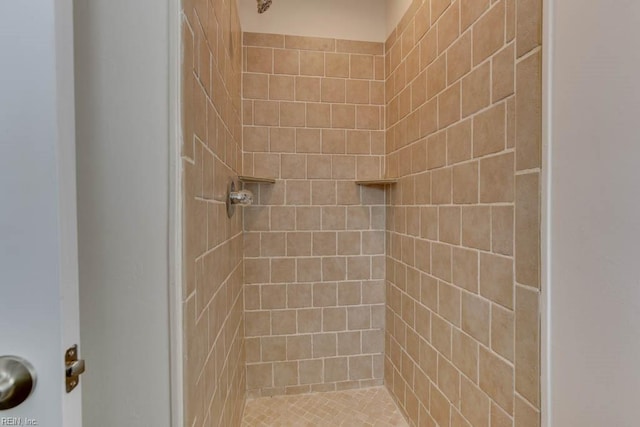 bathroom featuring a tile shower