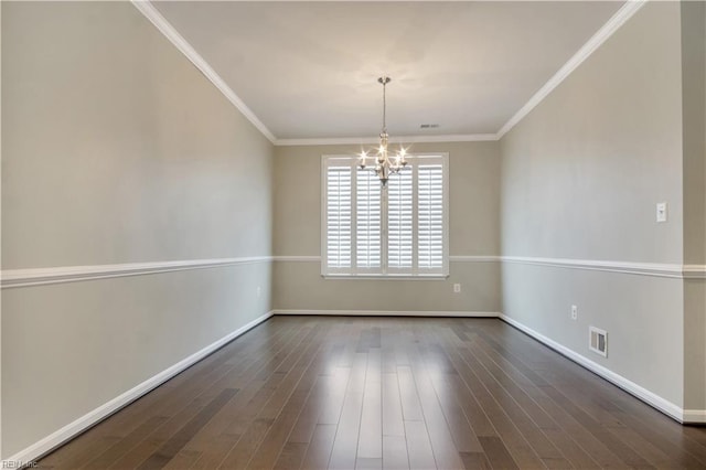 unfurnished room with dark wood-type flooring, an inviting chandelier, and crown molding