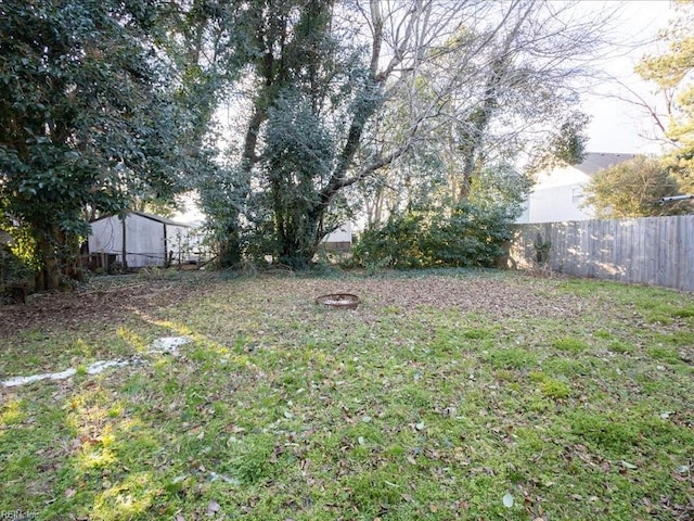 view of yard featuring a fire pit