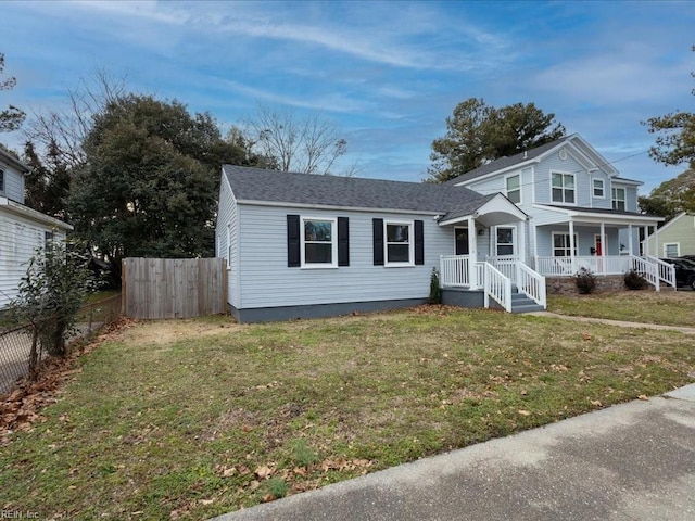 view of front of property featuring a front lawn