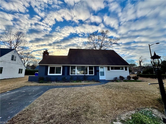 view of front of house featuring a front yard