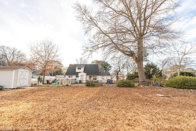 view of yard featuring a storage shed