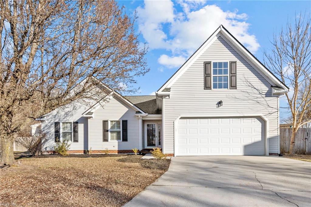 view of front property featuring a garage