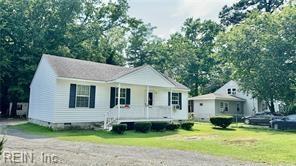 view of front facade featuring a front lawn