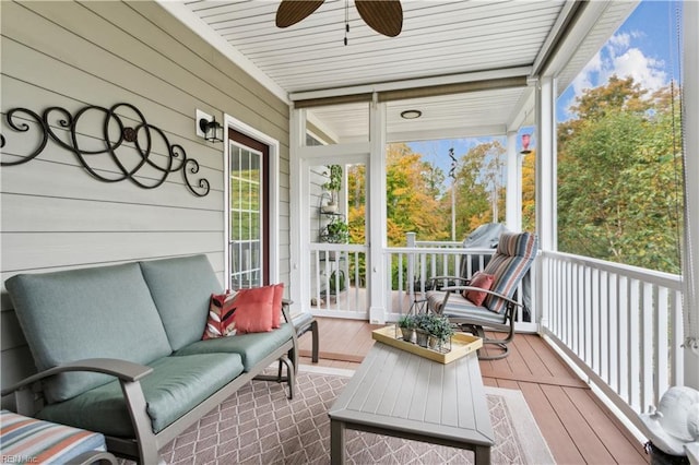 sunroom with ceiling fan