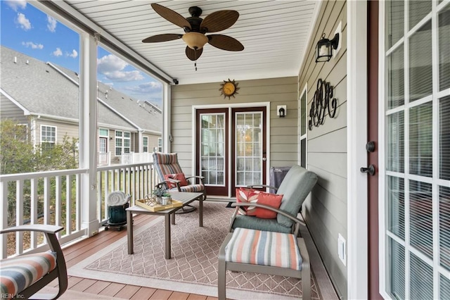 sunroom with ceiling fan