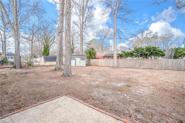 view of yard featuring a shed