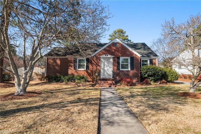 bungalow featuring a front lawn