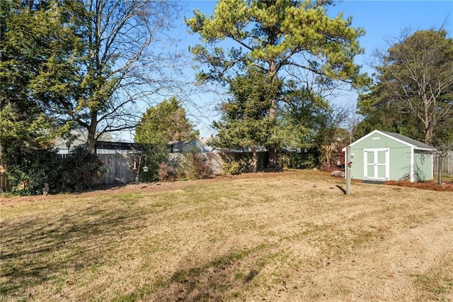 view of yard featuring a shed