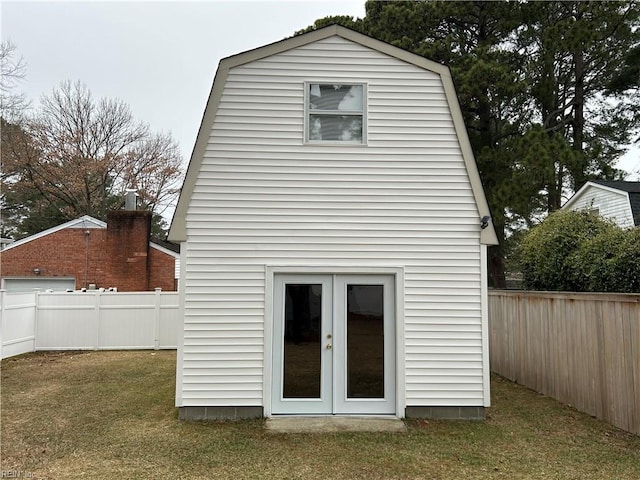 back of house featuring a lawn